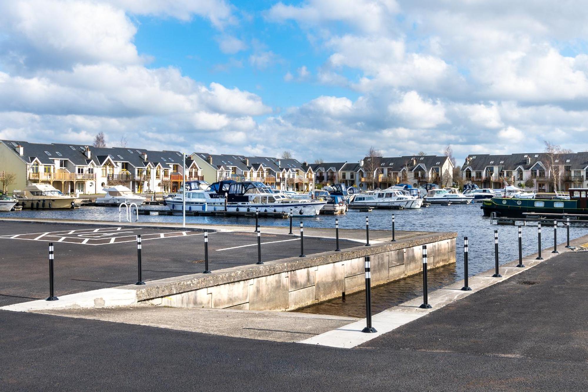 Shannonside - Stylish 5 Bed Marina & 40ft Mooring * Termonbarry