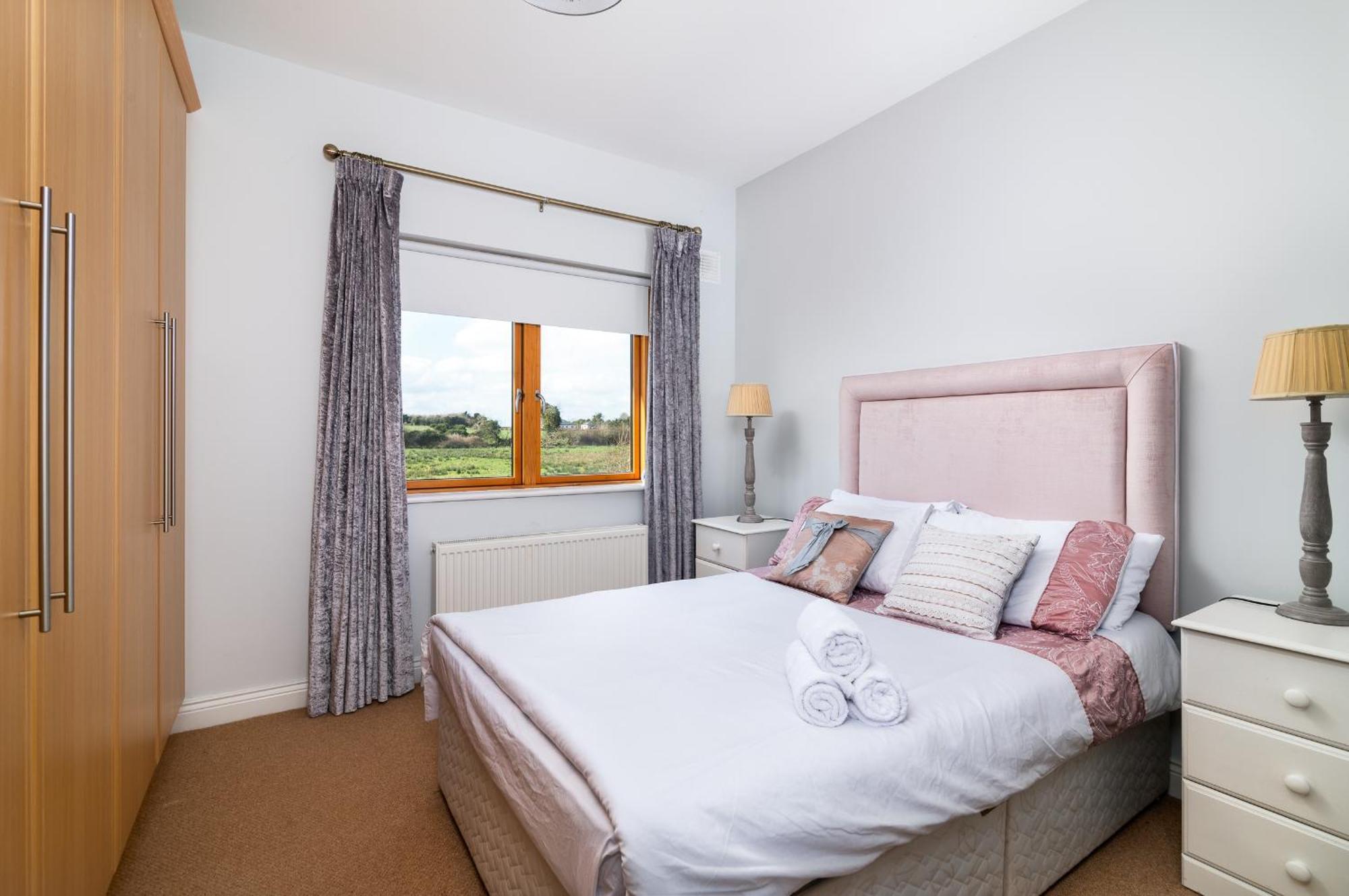 Shannonside - Stylish 5 Bed Marina & 40ft Mooring * Termonbarry